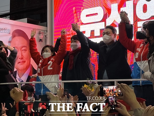 27일 포항을 찾은 국민의 힘 윤석렬 후보가 죽도시장 개풍약국앞 유세에서 이준석대표와 포항북구지구당 김정재의원과 지지자들 환호에 답하고 있다./포항=오주섭기자