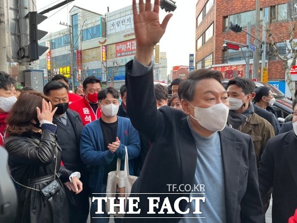 3월 9일 대통령을 선거를 열흘 앞두고 보수 지지층 결집을 위해 27일 포항을 방문한 국민의힘 윤석열 후보는 포항시민들께서 압도적으로 국민의힘을 지지해주셔서 정부를 맡게 되면 경제 성장시키고 발전시키겠다며 지지를 호소했다. /포항 = 오주섭 기자