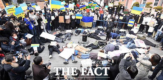 우크라이나 유학생들이 전쟁 중단을 촉구하며 피켓을 들어보이고 있다.