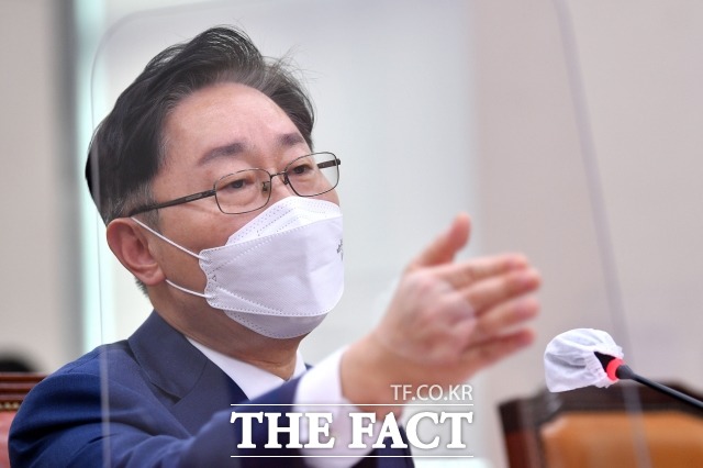 박범계 법무부 장관이 25일 오후 서울 여의도 국회에서 열린 법제사법위원회의 현안질의에 출석해 유상범 국민의힘 의원의 발언에 유감을 표하고 있다. /국회=남윤호 기자