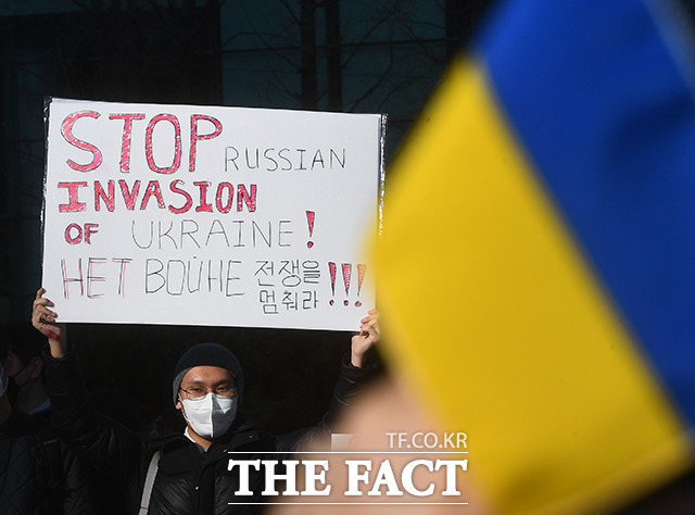 한국에 체류 중인 러시아인들과 우크라이나인들이 27일 오후 서울 종로구 보신각에서 열린 전쟁 규탄 기자회견에 참석해 팻말을 들고 목소리를 높이고 있다. 이날 기자회견에 참석한 국내 체류 중인 러시아인들은 우크라이나 인들과 연대해 전쟁 규탄 발언을 이어갔다./더팩트 이동률 기자