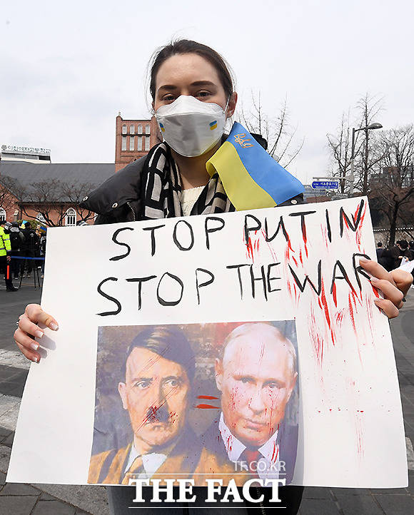 우크라이나 유학생들이 전쟁 중단을 촉구하며 피켓을 들어보이고 있다.