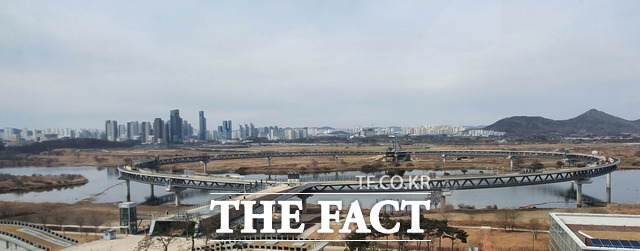 세종시 금강 보행교(步行橋)가 오는 3월 24일 개통된다. 사진은 2월 28일 오후 다리 남쪽 끝 인근인 세종시청 옥상(지상 7층 높이)에서 내려다 본 다리 모습이다. / 세종=최준호 기자