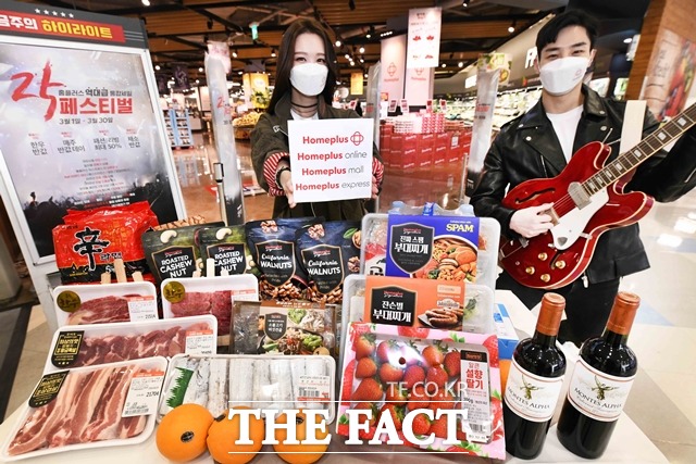홈플러스가 3월 한 달간 마트, 온라인, 몰, 익스프레스가 총출동한 최초의 그룹 통합 세일 락 페스티벌을 진행한다. /홈플러스 제공