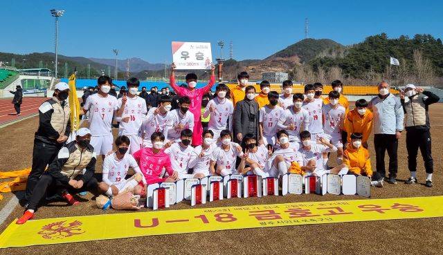 금호고 축구선수와 학교관계자, 학부모 등이 우승을 자축하며 기념사진을 촬영했다. /광양시 제공