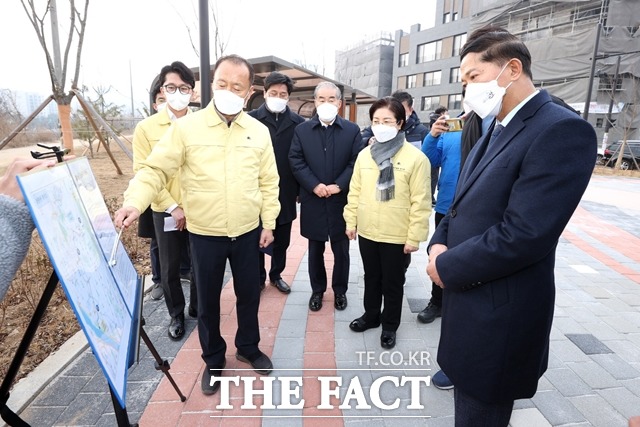 이재준 고양시장과 김미경 은평구청장이 창릉천 환경개선 사업 현장을 점검하고 있다./고양시 제공