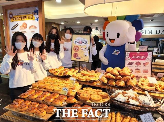 대전선관위는 28일 성심당 본점에서 제20대 대통령선거 투표 참여 캠페인을 벌였다. / 대전선관위 제공