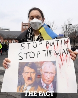  '히틀러=푸틴' 피켓 든 우크라이나 유학생 [포토]