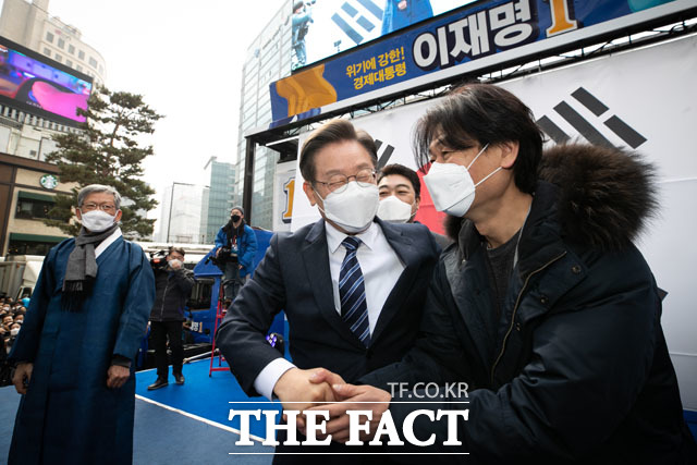 이재명 더불어민주당대선후보가 박혁권 배우와 인사를 나누고있다. /남윤호 기자
