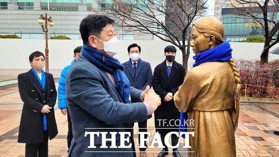 제103주년 3·1절을 맞이해 부산 지역 여야권에서 순국선열에 대한 애도 물결이 이어졌다. /민주당 제공.