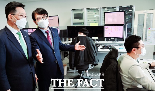 aT 김춘진 사장이 선광 신컨테이너터미널을 방문했다. 한국농수산식품유통공사 김춘진 사장(왼쪽에서 첫 번째), ㈜선광 심충식 부회장(왼쪽에서 두 번째) / aT 제공