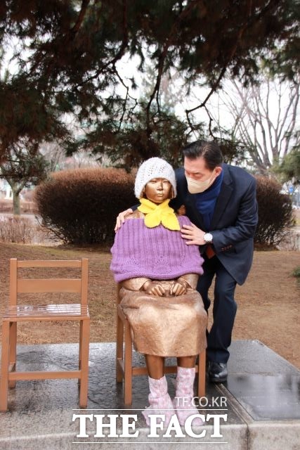 이재준 전 수원시제2부시장이 1일 3.1운동을 기념해 수원 88올림픽공원에 있는 평화의 소녀상을 찾아 그 뜻을 기리고 있다./ 수원= 김경호 기자