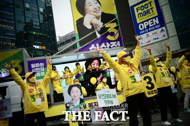 심상정 정의당 대선후보가 1일 경기 고양시 덕양구 화정역 광장 집중 유세 현장에서 시민들에게 지지를 호소하고 있다. /정의당 제공