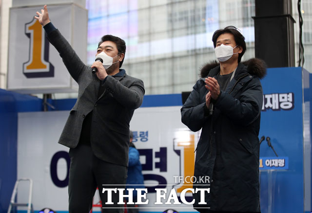 이원종 배우(왼쪽)와 박혁권 배우가 이재명 더불어민주당대선후보를 지지하고 있다. /남윤호 기자