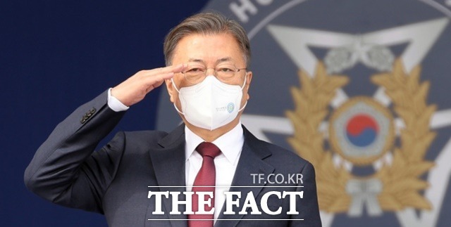 문재인 대통령이 1일 우리는 이제 누구도 얕볼 수 없는 부강한 나라가 됐다며 세계가 공인하는 선진국이 되었다고 밝혔다. /뉴시스