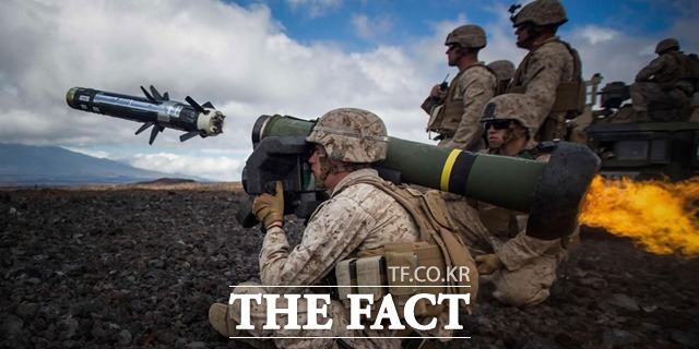우크라이나에 재블린 대전차 미사일이 대량으로 공급되면서 재블린 대전차 미사일을 생산하는 레이시온 주가가 급등했다.미군 병사가 재블린을 발사하고 있다. /레이시온