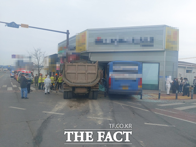 경북 포항시 흥해읍의 한 교차로에서 버스와 25t트럭이 충돌해 9명이 다쳤다./경북소방안전본부 제공