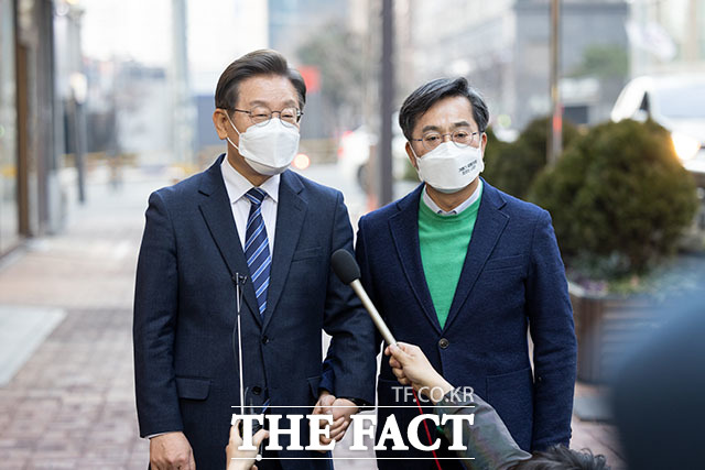 김동연 새로운물결 대선 후보가 2일 후보직을 사퇴했다. 지난 1일 오후 서울 마포구의 한 카페에서 회동을 앞두고 취재진과 인터뷰하고 있는 이재명 대선 후보(왼쪽)과 김 후보. /이재명 캠프 제공