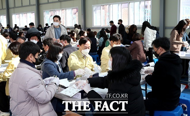 설동호 대전시교육감 등 교육청 관계자들이 각급 학교에 배부할 신속항원검사 키트 소분작업을 진행하고 있다. / 대전교육청 제공