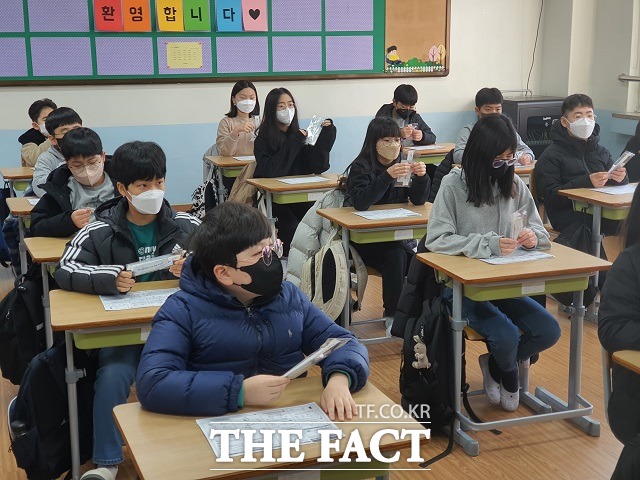 대전 삼천초등학교 학생들이 개학인 2일 자가진단키트 사용법에 대한 교육을 받고 있다. / 대전 = 김성서 기자