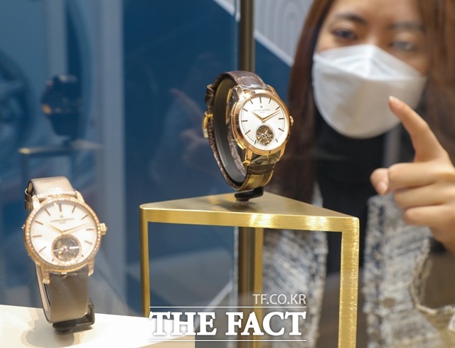 현대백화점 더현대 서울이 개점 1주년을 기념해 럭셔리 워치·주얼리 페어를 진행한다. /현대백화점 제공