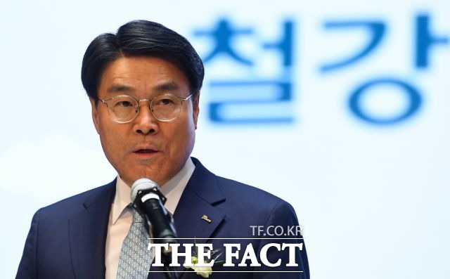 최정우 POSCO그룹 회장이 2일 서울 POSCO센터에서 지주사 POSCO홀딩스 출범식을 열고 친환경 미래 소재 대표 기업으로 발돋움하겠다고 밝혔다. /더팩트 DB