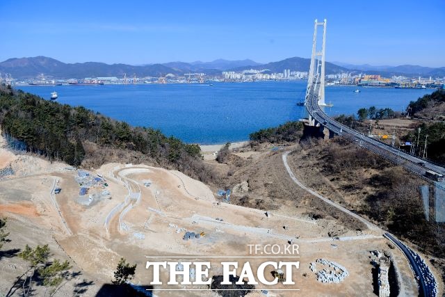 조명연합수군 테마 역사공원’ 조성공사가 순로롭게 진행되고 있다. 오는 9월 준공을 앞두고 공사가 한창이다. /여수시 제공