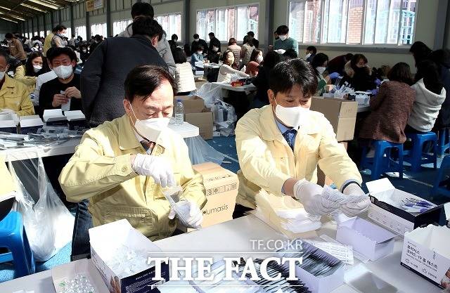 설동호 대전시교육감(사진 왼쪽)이 각급 학교에 배부할 신속항원검사 키트 소분작업을 진행하고 있다. / 대전교육청 제공