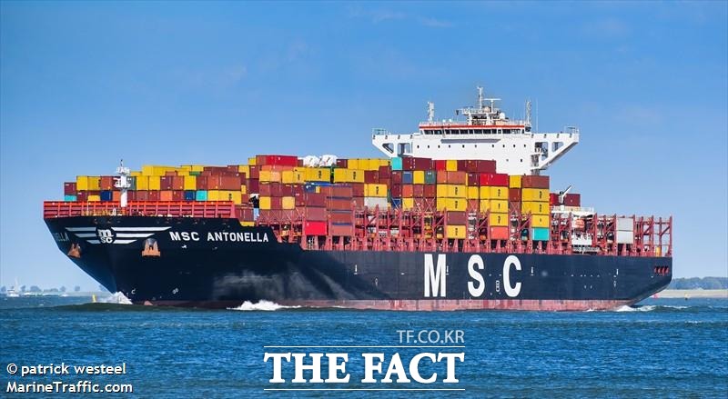 스위스에 본부를 둔 세계 최대 컨테이너 해운사 MSC와 2위인 덴마크의 머스크, 3위인 싱가포르의 원(ONE) 등 세계 3대 해운사가 러시아 화물운송 중단을 발표했다. MSC 컨테이너선이 항해하고 있다./MSC