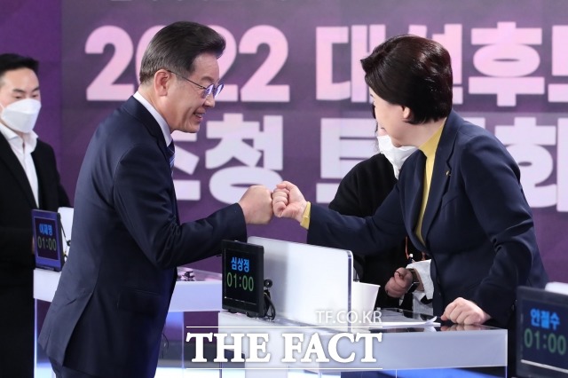 이재명 더불어민주당(왼쪽부터), 심상정 정의당 대통령선거 후보가 2일 토론회에서 복지 증세를 놓고 설전을 벌였다. /국회사진취재단