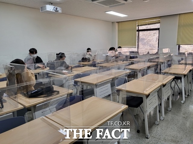 단국대 천안캠퍼스 강의실 내 비말 차단용 칸막이가 설치돼 있다. / 천안 = 김아영 기자