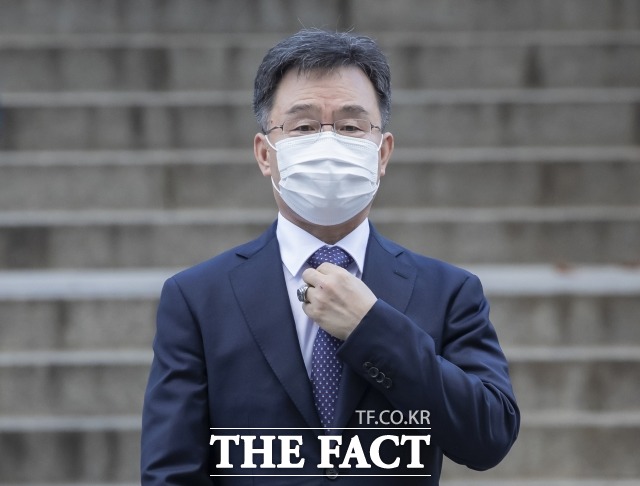 검찰이 성남 대장동 개발 사업 의혹 관련 녹취록 언론 보도에 우려를 표하며 변호인단에 철저한 관리·점검을 요청했다. 사진은 이날 공판에서 김영란법 위반 혐의를 인정한 화천대유 대주주 김만배 씨의 모습. /이동률 기자