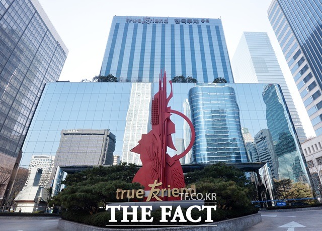 한국투자증권은 지난해 1조4474억 원에 달하는 연결 순이익을 기록하며 기존 1위였던 미래에셋증권(1조1872억 원)을 제쳤다. /더팩트 DB