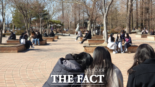 한남대 린튼공원에서 학생들이 점심시간 휴식을 취하고 있다. / 대전=최영규 기자