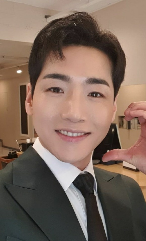 한영과 열애 사실이 알려진 가수 박군이 자신의 SNS에 늦게 찾아온 인연인 만큼 소중하게 지켜나 갈 수 있도록 노력할테니 따뜻한 응원 부탁드린다고 적었다. /박군 SNS