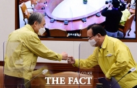  오명돈 위원장과 인사하는 김부겸 국무총리 [포토]