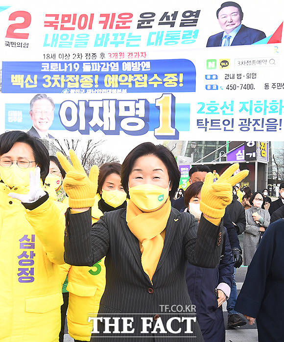 심상정 후보가 3일 오후 서울 광진구 건국대 사거리에서 거리 유세를 하며 지지를 호소하고 있다.