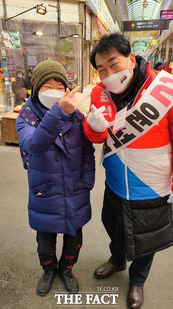 20대 대선 공식선거 둘째날인 16일 안상수 국민의힘 인천공동총괄선대위원장은 16일 석바위 시장을 찾아 상인들과 만나 윤석열 후보가 새해 첫날과 설 당일에 인천을 방문해 인천의 밝은 미래를 약속했다며 윤 후보의 지지를 호소했다. /더팩트DB