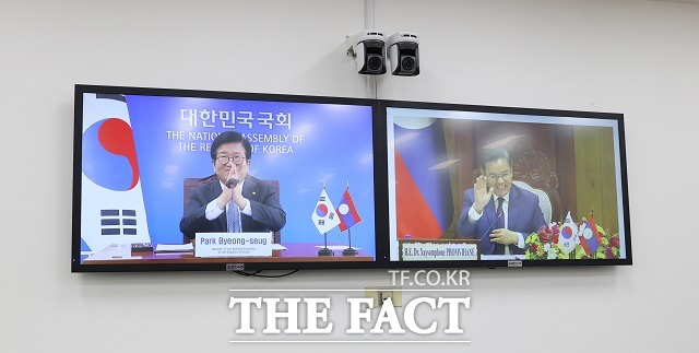 박병석 국회의장이 3일 싸이솜폰 폼비한 라오스 국회의장과 화상으로 회담을 하고 있다. /국회 제공