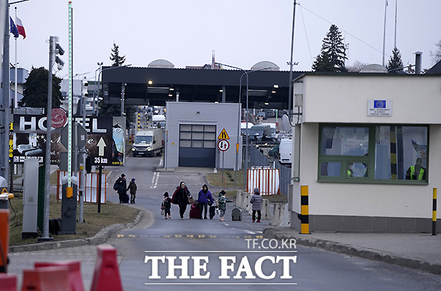 우크라이나 난민들이 3월 2일 (현지시간) 폴란드 남동부 메디카 국경 건널목에 도착하고 있다. /메디카(폴란드)=AP.뉴시스