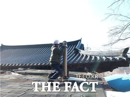 T자형 불티방지캡 교체작업 사진/양양군 제공