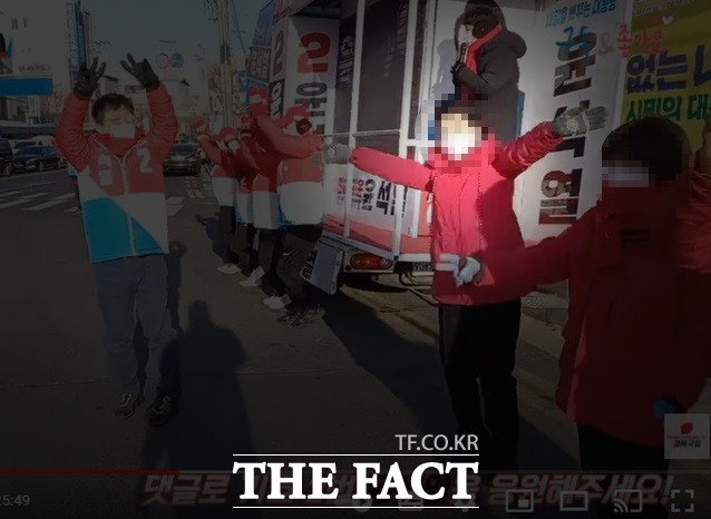 국민의힘 김형동 국회의원의 배우자 이성화 씨가 선거운동을 하고 있다./더불어민주당 제공