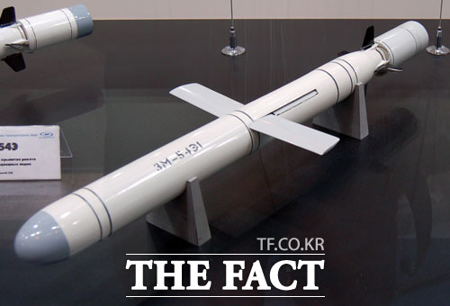 우크라이나 제2의 도시 하르키우 시청을 공격한 러시아 순항미사일이 전시돼 있다. /미사일쓰렛