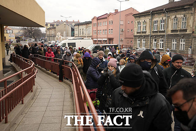 우크라이나 난민들이 3월 2일 (현지시간) 폴란드 남동부 프셰미슬의 기차역에서 이동하고 있다. /프셰미슬(폴란드)=AP.뉴시스