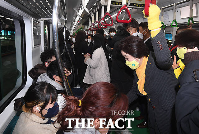 심상정 정의당 대선 후보가 3일 오후 서울 지하철 2호선을 타고 이동하며 시민들과 인사하고 있다. /이새롬 기자