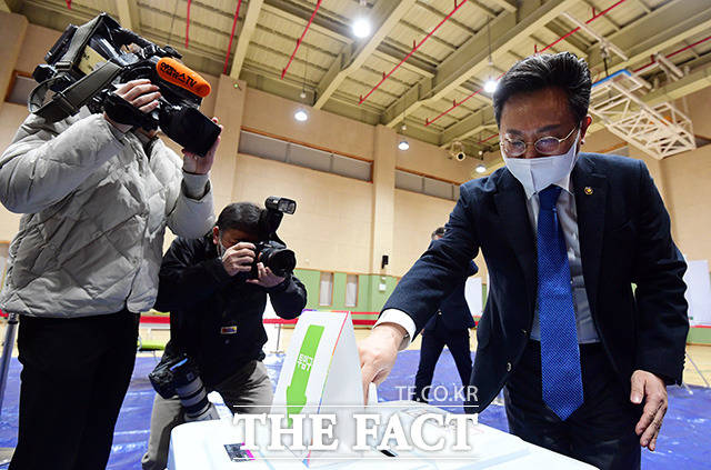 고규창 행정안전부 차관이 20대 대통령선거 사전투표를 하루 앞둔 3일 오후 세종시 고운동 행정복지센터내 마련된 사전투표소를 찾아 준비상황을 점검하고 있다./세종=임영무 기자