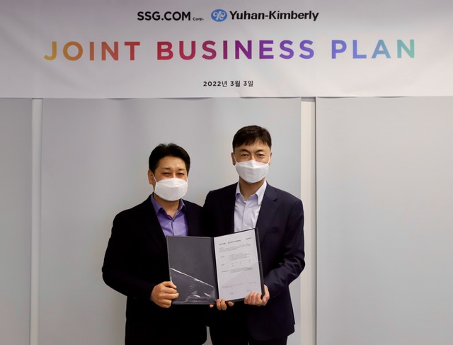 황운기 SSG닷컴 상품본부장(왼쪽)과 이승호 유한킴벌리 고객사업부문장이 업무제휴협약 체결 후 기념사진 촬영을 하고 있다. /SSG닷컴 제공