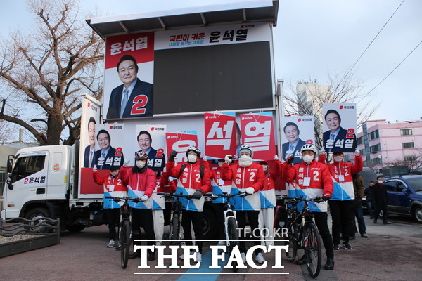 자전거 유세단을 꾸려 선거 운동을 펼치고 있는 이학재 국민의힘 인천시당 공동총괄선대위원장은 16일 정권교체를 통해 윤석열 후보와 함께 건강하고, 쾌적한 도시 인천을 만들도록 하겠다며 윤 후보 지지를 호소했다. /더팩트DB