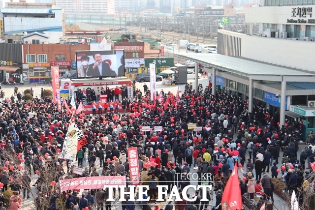 국민의힘 윤석열 대선 후보가 3일 세종시 조치원역 광장에서 유세를 펼치며 지지를 호소했다. / 세종=최준호 기자