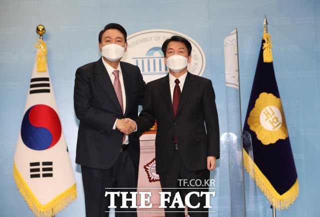 윤석열(왼쪽) 국민의힘 대선 후보와 안철수 국민의당 대선 후보가 3일 서울 여의도 국회 소통관에서 단일화 기자회견을 열고 악수하는 모습. 안 대표의 지지율이 어느 쪽으로 쏠릴지 주목된다. /이선화 기자
